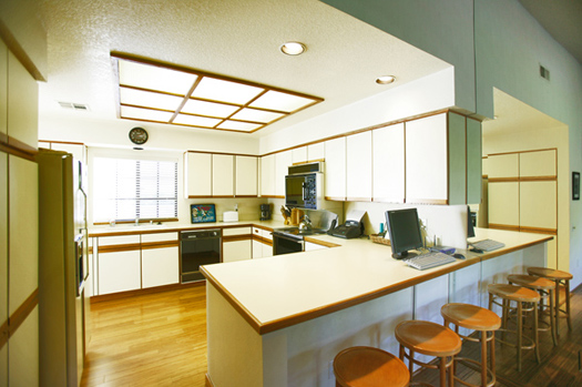 Fully equipped kitchen, message phone/fax and computer with wifi hub on counter 