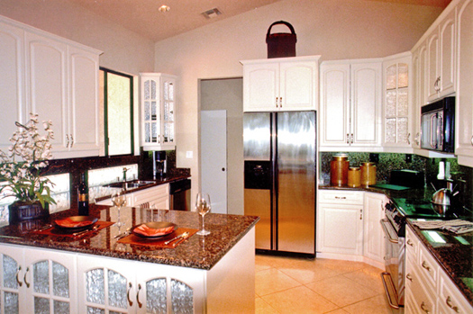 fully equipped kitchen with granite counter